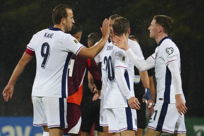 Los jugadores de Inglaterra luego de obtener su clasificación a la Copa del Mundo 2026 en el partido ante Letonia en el Estadio Daugava en Riga. · Foto: Gints Ivuskans, AFP