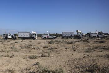 Vehículos del Comité Internacional de la Cruz Roja, rumbo al cruce de Kissufim, para recibir los cuerpos de los palestinos que se encuentran bajo custodia israelí. · Foto: Bashar Taleb, AFP