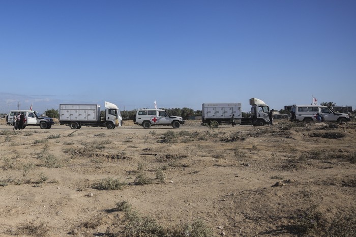 Vehículos del Comité Internacional de la Cruz Roja, rumbo al cruce de Kissufim, para recibir los cuerpos de los palestinos que se encuentran bajo custodia israelí. · Foto: Bashar Taleb, AFP Vehículos del Comité Internacional de la Cruz Roja, rumbo al cruce de Kissufim, para recibir los cuerpos de los palestinos que se encuentran bajo custodia israelí. · Foto: Bashar Taleb, AFP