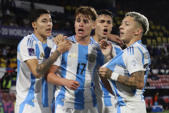 Mateo Silvetti celebra con sus compañeros tras anotar un gol durante la semifinal de la Copa Mundial Sub-20 de la FIFA 2025 entre Argentina y Colombia en el Estadio Nacional de Santiago el 15 de octubre de 2025. · Foto: Raúl Bravo, AFP