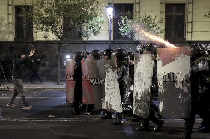 Protesta contra el presidente interino de Perú, José Jeri, en Lima. · Foto: Connie France, AFP