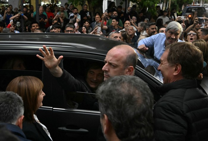 Javier Milei, saluda a sus simpatizantes a su llegada a un mitin de campaña previo a las próximas elecciones legislativas, en Tres de Febrero, provincia de Buenos Aires, el 17 de octubre de 2025. · Foto: Luis Robayo