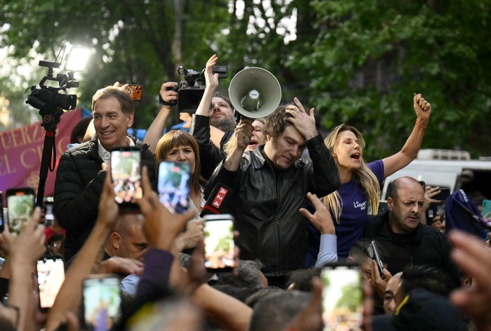 Javier Milei, en un mitin de campaña previo a las próximas elecciones legislativas en Tres de Febrero, Buenos Aires, el 17 de octubre. · Foto: Luis Robayo, AFP