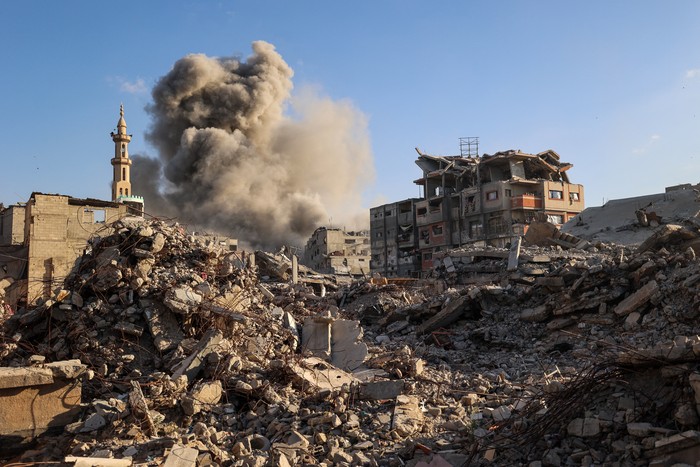 Ataque israelí en el campamento de Bureij para refugiados palestinos, el 19 de octubre,  en la Franja de Gaza. · Foto: Eyad Baba, AFP