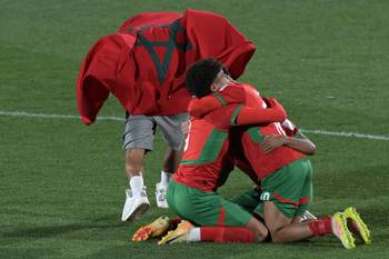 Los jugadores de Marruecos celebran tras ganar la final de la Copa Mundial Sub-20 de la FIFA 2025 entre Argentina y Marruecos en el Estadio Nacional de Santiago el 19 de octubre de 2025. · Foto: Rodrigo Arangua, AFP