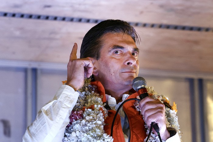 Rodrigo Paz, durante un discurso ante sus partidarios tras los resultados de la segunda vuelta de las elecciones presidenciales, el 19 de octubre, en La Paz. foto: Lucas Aguayo, AFP