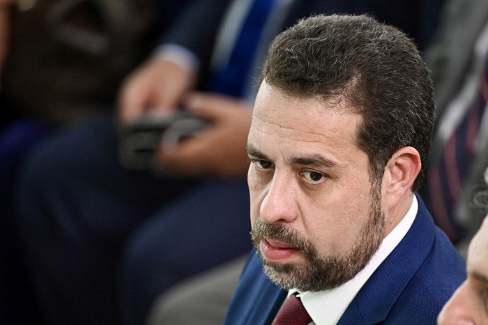 Guilherme Boulos, el 120 de octubre, durante el lanzamiento de un programa de renovación de viviendas para familias de bajos recursos, en el Palacio de Planalto, en Brasilia. · Foto: Evaristo Sa, AFP