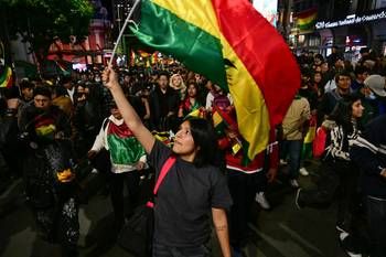 Protesta contra el presidente electo Rodrigo Paz tras los resultados de la segunda vuelta de las elecciones presidenciales, el 20 de octubre, en La Paz. · Foto: Martin Bernetti / AFP