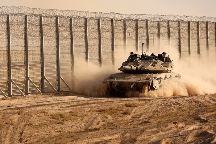 Un tanque del ejército israelí avanza a lo largo de la valla fronteriza entre Israel y la Franja de Gaza el 21 de octubre de 2025. · Foto: Jack Guez, AFP