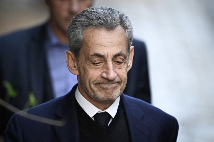 Nicolas Sarkozy, sale de su casa para presentarse en la prisión de La Santé, el 21 de octubre, en París. · Foto: Julien De Rosa, AFP