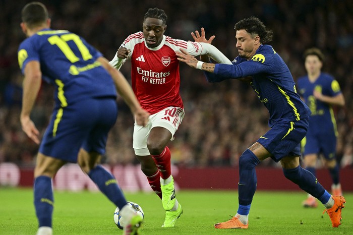 Eberechi Eze, de Arsenal, y José Giménez, de Atlético Madrid, durante el partido de la UEFA Champions League en el Arsenal Stadium en Londres. · Foto: Ben Stansall, AFP