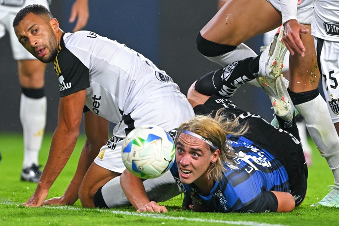 Claudio Spinelli (D),de Independiente del Valle, durante el partido ante Atlético Mineiro, el 21 de octubre, en el estadio Banco Guayaquil en Quito. · Foto: Rodrigo Buendía, AFP