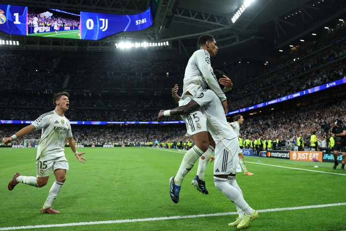 Jude Bellingham celebra su gol durante el partido de la jornada 3 de la fase de liga de la UEFA Champions League entre el Real Madrid CF y la Juventus, este miércoles, en el Estadio Santiago Bernabéu. · Foto: Thomas Coex, AFP