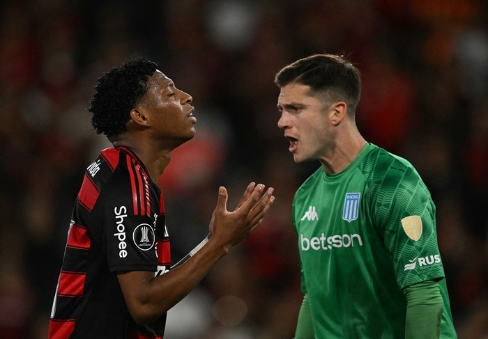Gonzalo Plata,de Flamengo, Facundo Cambeses, de Racing, durante el partido de ida de las semifinales de la Copa Libertadores entre Flamengo de Brasil y Racing de Argentina en el estadio Maracaná en Río de Janeiro, Brasil, el 22 de octubre de 2025. · Foto: Mauro Pimentel, AFP