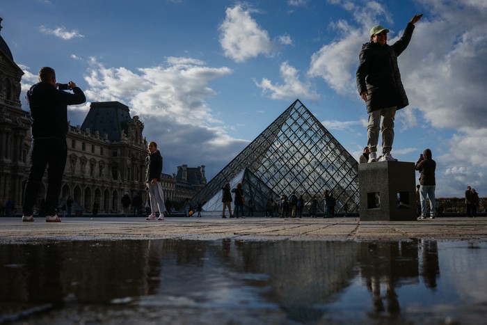 Pirámide y Museo del Louvre, en París. · Foto: Dimitar Dilkoff / AFP