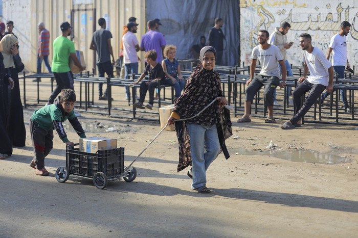 Palestinos reciben paquetes de alimentos distribuidos por el Programa Mundial de Alimentos en la zona de Zawaida de Deir al-Balah, en el centro de la Franja de Gaza, tras la implementación del alto el fuego, el jueves 23 de octubre. · Foto: Hassan Jedi / Anadolu / AFP Palestinos reciben paquetes de alimentos distribuidos por el Programa Mundial de Alimentos en la zona de Zawaida de Deir al-Balah, en el centro de la Franja de Gaza, tras la implementación del alto el fuego, el jueves 23 de octubre. · Foto: Hassan Jedi / Anadolu / AFP
