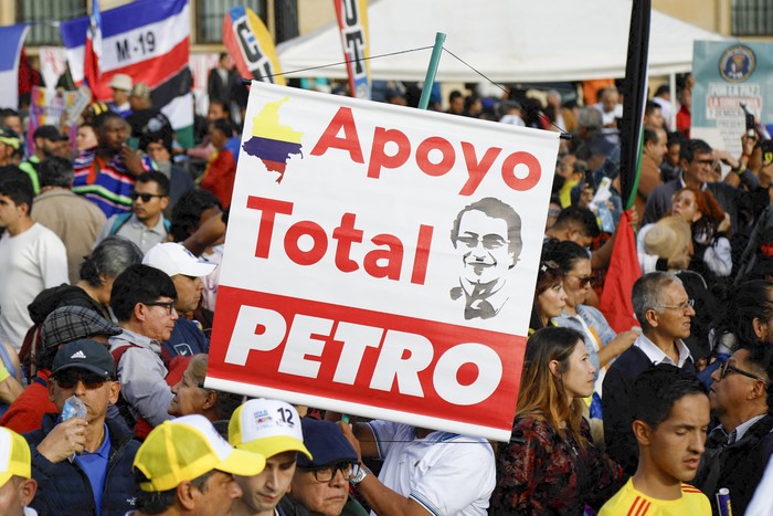 Un manifestante sostiene una pancarta en apoyo al presidente de Colombia, Gustavo Petro, este viernes, durante una manifestación en su apoyo en la Plaza Bolívar de Bogotá. · Foto: AFP Un manifestante sostiene una pancarta en apoyo al presidente de Colombia, Gustavo Petro, este viernes, durante una manifestación en su apoyo en la Plaza Bolívar de Bogotá. · Foto: AFP