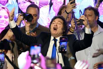 Javier Milei, celebra en la sede del partido La Libertad Avanza, el 26 de octubre, tras los resultados de las elecciones legislativas nacionales de mitad de período, en Buenos Aires. · Foto: Luis Robayo, AFP