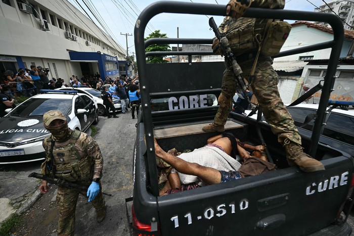 Operación Contención en la favela Vila Cruzeiro, en el complejo Penha, Río de Janeiro, Brasil, el 28 de octubre. · Foto: Mauro Pimentel, AFP