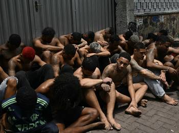 Operativo de contención en la favela Vila Cruzeiro, en el complejo Penha, en Río de Janeiro, Brasil, el 28 de octubre. · Foto: Mauro Pimentel, AFP