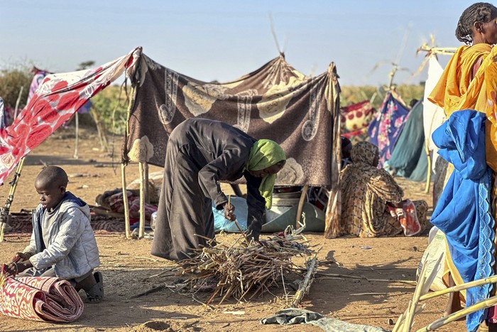 Sudaneses que huyeron de El-Fasher tras la caída de la ciudad en manos de las Fuerzas de Apoyo Rápido (FAR) en un campamento en la localidad de Tawila, en la región occidental de Darfur. · Foto: Stringer, AFP