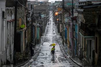 Calles de Santiago de Cuba, antes de que el huracán Melissa azotara la ciudad, el 28 de octubre, en Cuba. · Foto: Yamil Lage, AFP