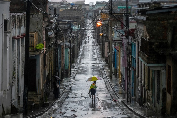 Calles de Santiago de Cuba, antes de que el huracán Melissa azotara la ciudad, el 28 de octubre, en Cuba. · Foto: Yamil Lage, AFP