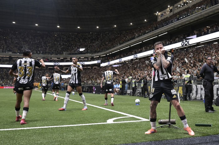 Bernard, de Atlético Mineiro, celebra el segundo gol de su equipo, el 28 de octubre, contra Independiente del Valle, en el estadio Arena MRV de Belo Horizonte, Brasil. · Foto: Douglas Magno, AFP
