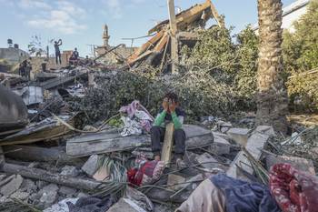 Casa destruida por un ataque israelí en Nuseirat, en el centro de la Franja de Gaza, el 29 de octubre. · Foto: Eyad Baba, AFP