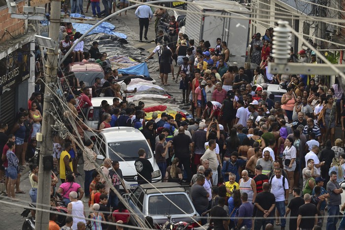 Plaza San Lucas de la favela Vila Cruzeiro, el 29 de octubre, en el complejo Penha de Río de Janeiro. · Foto: Pablo Porciúncula, AFP