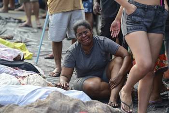 Plaza San Lucas de la favela Vila Cruzeiro en el complejo Penha, donde los residentes depositaron los cadáveres de las personas muertas durante el operativo policial Contención, el 29 de octubre en Río de Janeiro. · Foto: Pablo Porciúncula, AFP