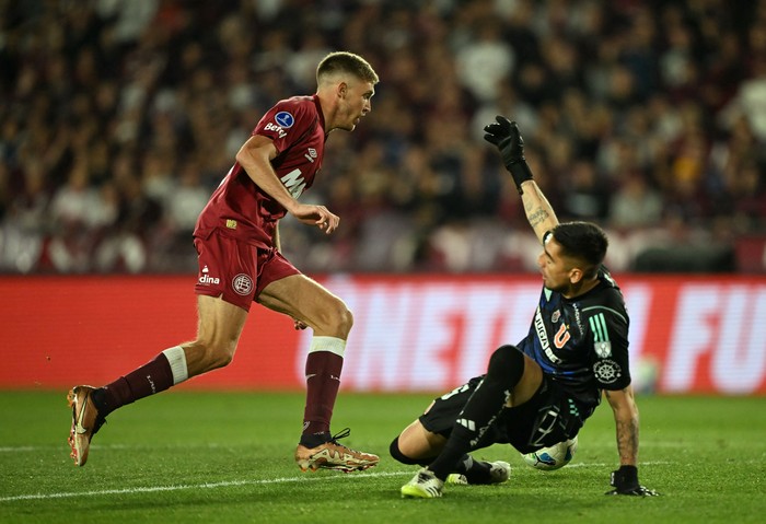 Rodrigo Castillo (i), de Lanús, anota el primer gol de su equipo ante Universidad de Chile de Chilem el 30 de octubre, en el estadio Ciudad de Lanus. · Foto: Luis Robayo, AFP