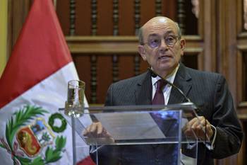 El canciller de Perú, Hugo de Zela, durante la conferencia en la que anunció la ruptura de relaciones con México. · Foto: Ministerio de Relaciones Exteriores de Perú, AFP