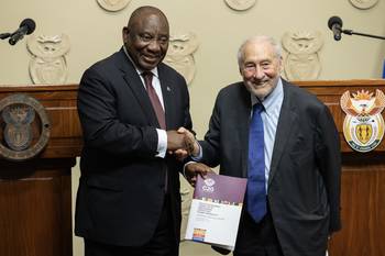 Joseph Stiglitz  entrega el Informe del Comité de Desigualdad del G20 al presidente de Sudáfrica, Cyril Ramaphosa , el 5 de noviembre, en Ciudad del Cabo, Sudáfrica. · Foto: AFP