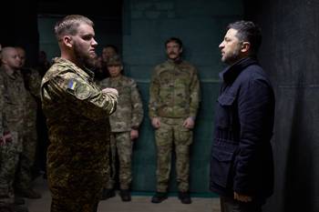 Volodímir Zelenski entrega condecoraciones estatales a miembros de la Guardia Nacional de Ucrania, el 4 de noviembre, en Donetsk, Ucrania. · Foto: Presidencia de Ucrania, AFP