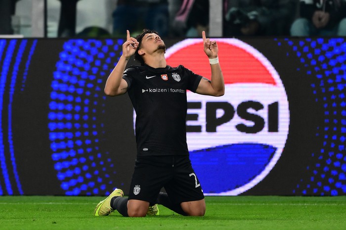 Maximiliano Araújo, de Sporting de Lisboa tras convertirle el gol a Juventus, el 4 de noviembre, en Turín. · Foto: AFP