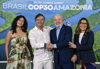 Sofía y Gustavo Petro, Luiz Inácio Lula da Silva y Rosangela da Silva en la bienvenida del mandatario brasileño a su par colombiano previo al plenario de la COP30, en Pará. · Foto: Ricardo Stuckert, presidencia brasileña, AFP