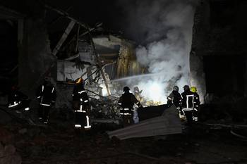 Bomberos ucranianos extinguen un incendio en el lugar de un ataque con drones rusos en la ciudad de Chuguiv, región de Járkov, la madrugada del 7 de noviembre. · Foto: Sergei Bobok, AFP