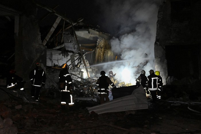 Bomberos ucranianos extinguen un incendio en el lugar de un ataque con drones rusos en la ciudad de Chuguiv, región de Járkov, la madrugada del 7 de noviembre de 2025. · Foto: Sergei Bobok, AFP