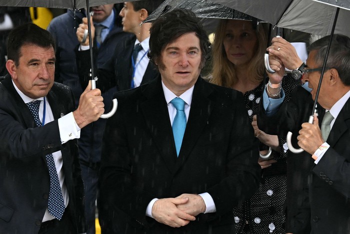 Javier Milei, el 8 de noviembre, en la ceremonia de asunción del presidente electo de Bolivia, Rodrigo Paz. · Foto: Aizar Raldes, AFP