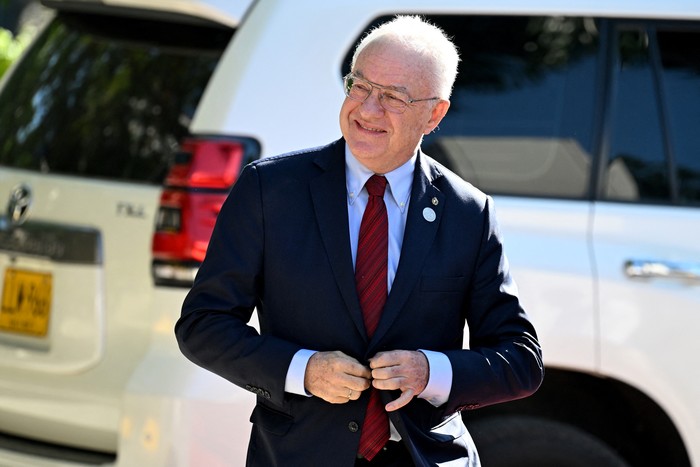Mario Lubetkin, llega a la sesión plenaria de la Cumbre CELAC-UE en Santa Marta, Colombia, el 9 de noviembre de 2025 · Foto: Luis Acosta, AFP