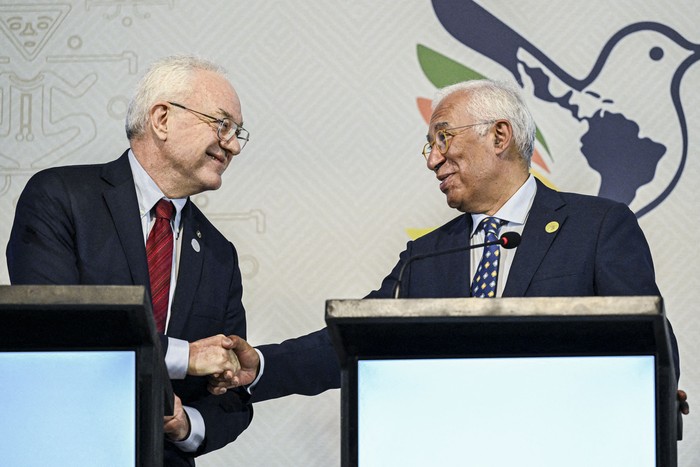Mario Lubetkin y el presidente del Consejo Europeo, Antonio Costa, el 9 de noviembre, durante una declaración conjunta tras la sesión plenaria de la Cumbre Celac-UE en Santa Marta, Colombia. · Foto: Luis Acosta, AFP