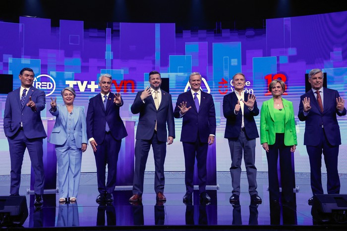 Los candidatos presidenciales de Chile, Franco Parisi, Jeannette Jara, Marco Enríquez-Ominami, Johannes Kaiser, José Antonio Kast, Eduardo Artes, Evelyn Matthei y Harold Mayne-Nicholls, el 10 de noviembre, durante un debate presidencial en el canal nacional TVN en Santiago. · Foto: Raúl Bravo, AFP