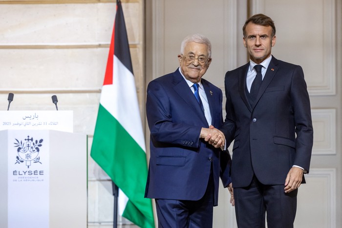 Mahmud Abbas y Emmanuel Macron, luego de una rueda de prensa conjunta, el 11 de noviembre, en el Palacio del Elíseo en París. Foto: Christophe Petit Tesson, AFP.