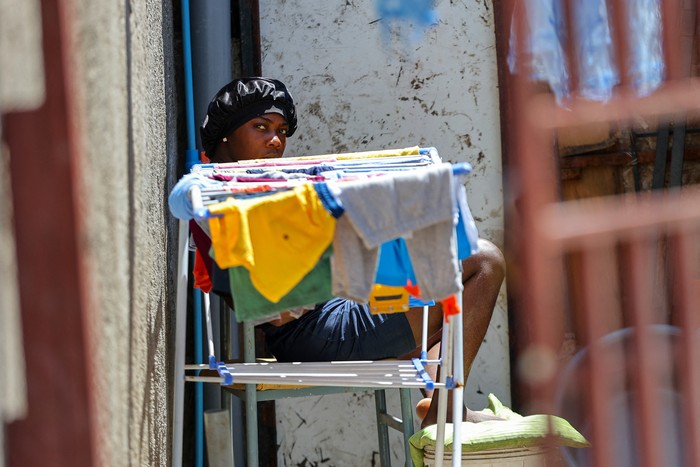 Joven en el asentamiento Un Nuevo Amanecer, barrio que alberga a miles de extranjeros indocumentados, ubicado en la región metropolitana de Santiago, el martes 11 de noviembre. · Foto: Javier Torres AFP