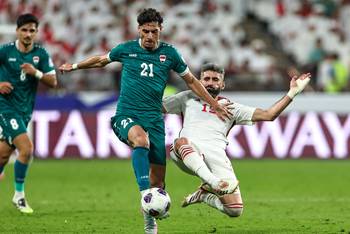 Sajjad Jasim, de la selección de Irak, y Yahia Nader, de Emiratos Árabes Unidos, durante el partido de clasificación asiática para la Copa del Mundo 2026, el 13 de noviembre, en el estadio Mohammed bin Zayed de Abu Dabi. · Foto: Fadel Senna, AFP