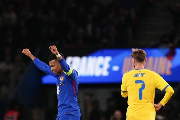 Kylian Mbappé celebra tras marcar el tercer gol de Francia durante el partido frente a Ucrania por las eliminatorias europeas para la Copa del Mundo 2026, disputado este jueves en París. · Foto: Dimitar Dilkoff / AFP