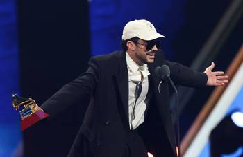 Bad Bunny recibiendo el premio al Álbum del año por _Debí tirar más fotos_ en la 26ª edición de los Premios Grammy Latinos, el 13 de noviembre, en el Grand Garden Arena de Las Vegas. · Foto: Valerie Macon, AFP