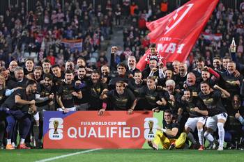 Jugadores, directivos y familiares croatas celebran la clasificación para la Copa del Mundo 2026, este viernes, en el Estadio HNK de Rijeka. · Foto: Stringer, AFP