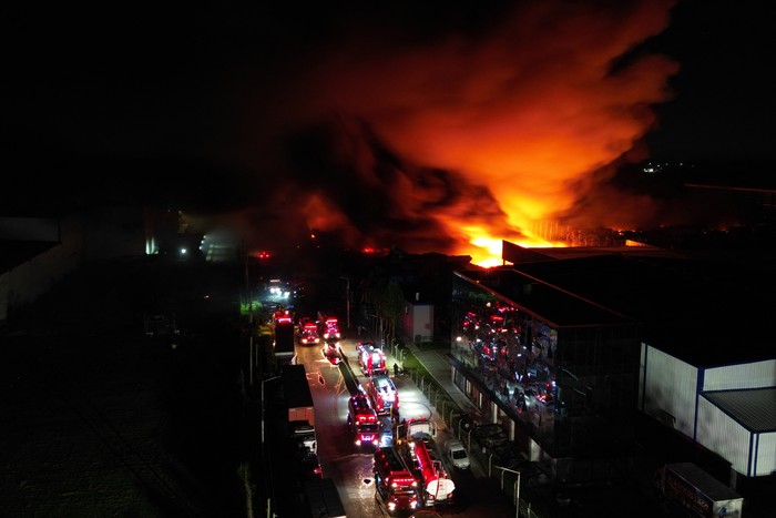 Vista aérea de camiones de bomberos dirigiéndose al lugar del incendio tras una explosión en una zona industrial de Ezeiza, provincia de Buenos Aires, Argentina, el 15 de noviembre. · Foto: Luis Robayo, AFP